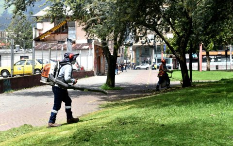En el parque Julio Andrade Marín se realizan trabajos de mantenimiento.