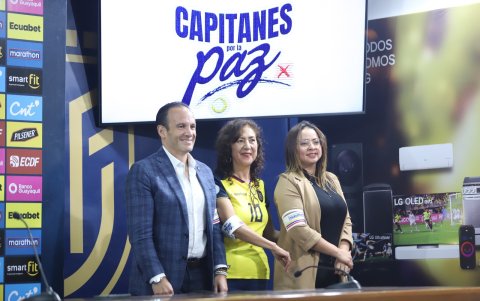 Francisco Egas (i), presidente de la FEF, resaltó la trayectoria de Pitana y presentó la campaña Capitanes por la paz.