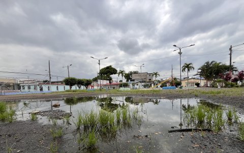 Empozamiento. Los menores que estudian y viven en el sector no pueden usar la cancha porque no está apta para su uso. Su acondicionamiento no está en la planificación de este año.