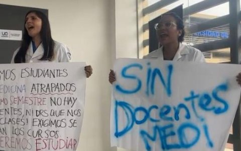 Gabriela Montero (i) y Nadia Contreras (d) en medio de la manifestación.