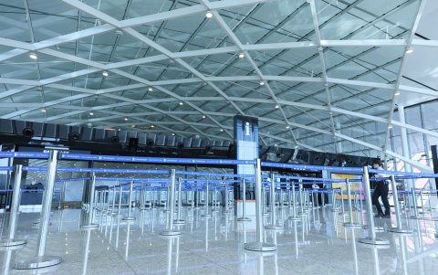Una sección del Aeropuerto Internacional Ministro Pistarini sin filas de pasajeros ni personal en los puntos de atención debido a una jornada de paro este miércoles, en Ezeiza.