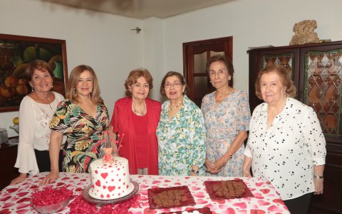 Cecilia de Terán, Mercedes de Izquierdo, Toya Salvatierra, Liliam de Aray, Carmen Murrieta y Pepita Palacios.