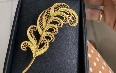 El regalo que Lavinia entregó a Jill sería un broche de filigrana.