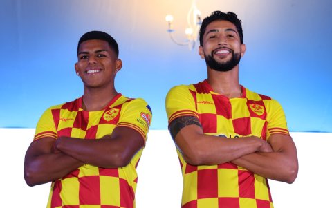 Aucas, uniforme principal, Amarillo con rojo