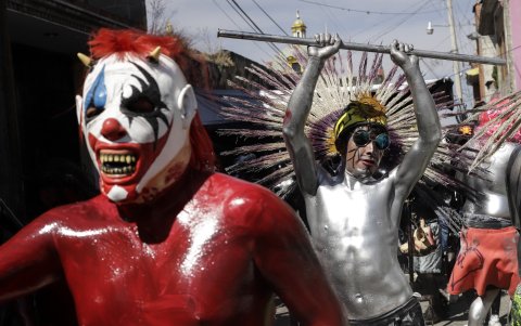 Jóvenes caminan por calles de la localidad de San Nicolás de los Rancho con artículos vistosos