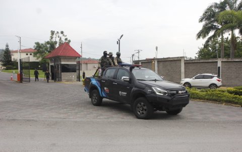 Más de cuatro horas tardó la confiscación de evidencia en dos viviendas de la urbanización.