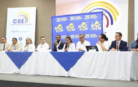 El movimiento Construye también acudió a solicitar su inscripción para la campaña.