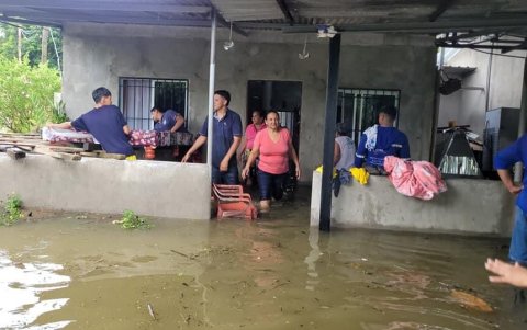 El sector El Palmar, en Babahoyo varias familias conviven con el agua estancada en sus viviendas pues no deja de llover.