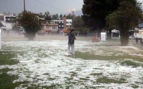 El torrencial aguacero estuvo acompañado de granizo que ingresó a viviendas cubrió varios sectores de Conocoto.