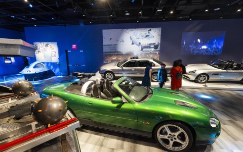 El Jaguar XKR convertible (c) utilizado en la película de 007 'Die another day'