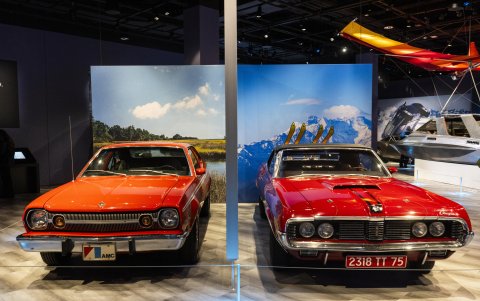El AMC Hornet (i) utilizado en la película 'The Man with the Golden Gun' y el Mercury Cougar XR-7 (d) de 'On Her Majesty's Secret Service'