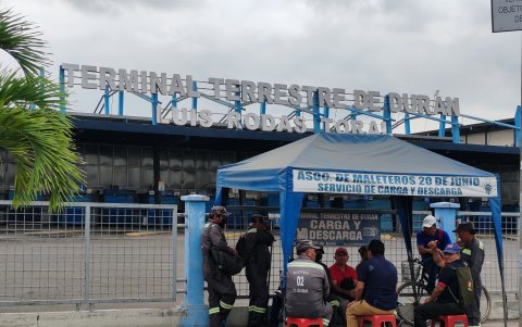 Los exteriores de la Terminal también lucía vacío