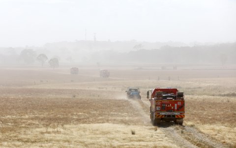 Los camiones de bomberos entran en un prado mientras arde un incendio en las afueras de Beaufort, Victoria, Australia, el 28 de febrero de 2024.