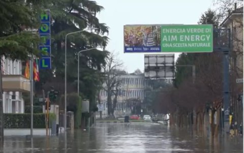 Las inundaciones afectan sobre todo a los sótanos, hay muchas carreteras cortadas.