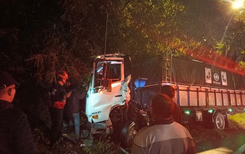 El camión siniestrado estaba a metros de distancia del bus interprovincial.