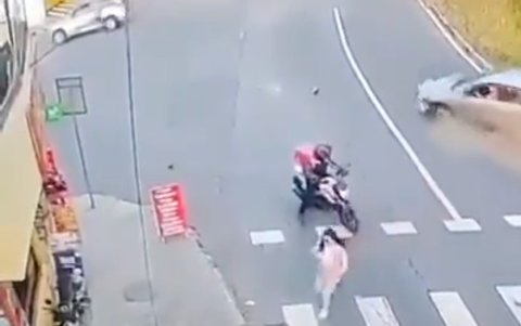 El auto, que arrolló a cuatro personas, quedó detenido en el carril contrario de la Av. Jaime Roldós, en Carcelén.