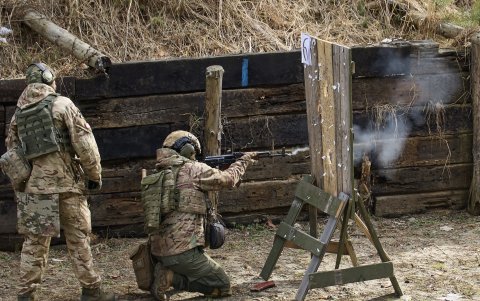 Militares de diferentes unidades de la Guardia Nacional de Ucrania asisten a un entrenamiento militar en un campo de tiro cerca de Kharkiv, Ucrania