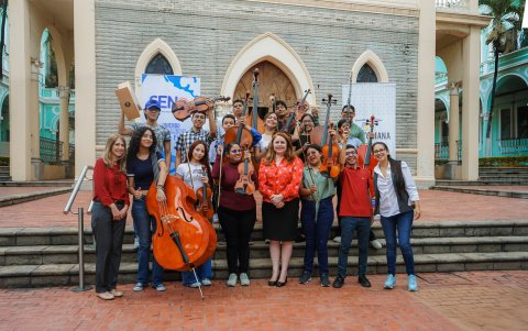 Miembros de la OSJJO, junto a Verónica Coello, Directora Cultural del CEN
