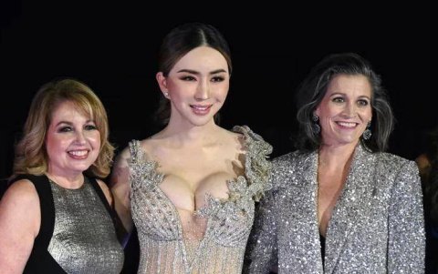 Paula Shugart, exdirectora de Miss Universo, junto a Anne Jakrajutatip.