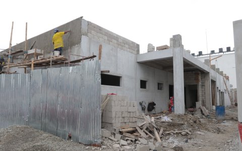 Archivo. Foto tomada el 11 de septiembre, dos días antes de cumplirse el plazo inicial de entrega, la obra no tenía piso, techo, puertas o ventanas.