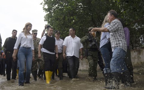 El presidente Daniel Noboa visitó el cantón Chone, provincia de Manabí, tras el fuerte temporal que ha azotado esta zona