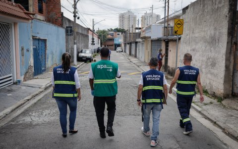 Un equipo de vigilancia epidemiológica recorre un barrio popular para inspeccionar posibles criaderos de mosquitos para combatir la propagación del dengue, el 26 de febrero 2024, en São Paulo.