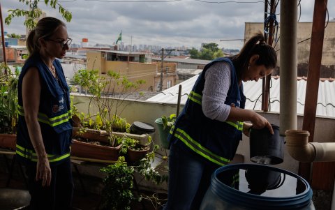 Un equipo de vigilancia epidemiológica recorre casa por casa en busca de posibles criaderos de mosquitos del dengue en un barrio popular, en São Paulo (Brasil).