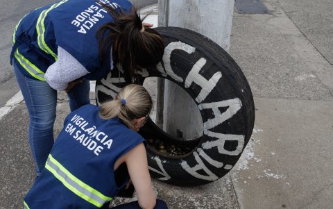 Dos epidemiólogos inspeccionan posibles criaderos de mosquitos para combatir la propagación del dengue en un barrio popular, el 26 de febrero 2024, en São Paulo (Brasil).