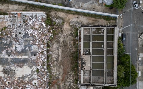 Imagen aérea de un edificio abandonado y sin tejado en el que se ven cuerpos de agua propicios para la reproducción de las larvas del mosquito del dengue Aedes aegypti, en São Paulo.