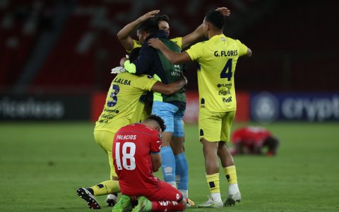 Jugadores de Trinidense celebran junto a Byron Palacios, de El Nacional, el final de un partido de la segunda fase de la Copa Libertadores.