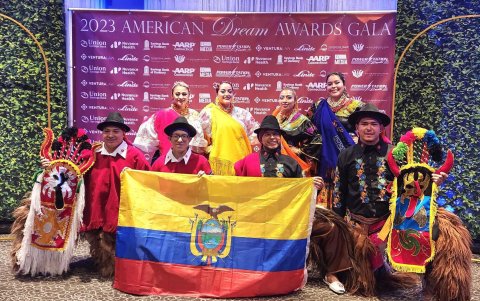 Pureqkuna, el grupo de danzantes de Ecuador que reisden en EE.UU. , bridan su espectáculos al aite libre