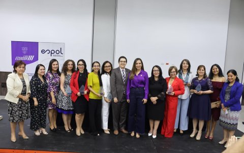 Autoridades de educación superior, de la Espol y científicas que recibieron un reconocimiento durante la presentación del programa Atenea.