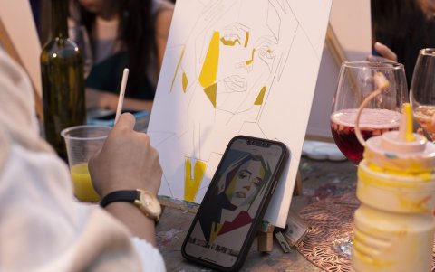 Los participantes siguen los pasos para que su obra se asemeje a la original.