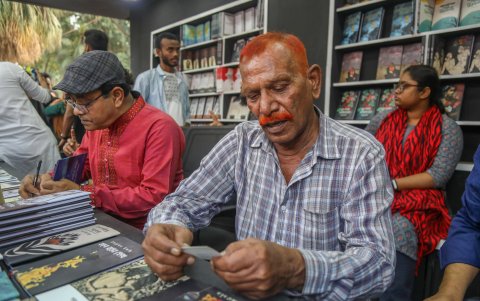 Shahjahan Bhuiyan, conocido como el 'jallad' (el verdugo) en la caseta de la editorial Kingbondonti durante la feria anual del libro en Dacca, Bangladesh.