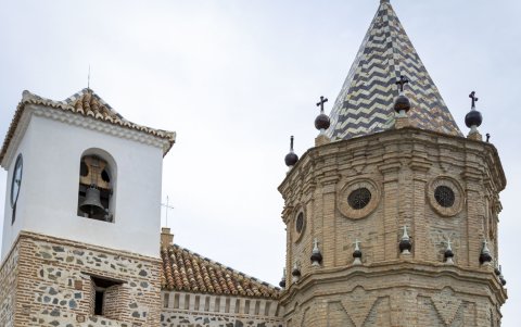 Ismael Fernández, posa junto a las vecinas Gara Molero (1i), Aitana Fernández (2i), Keira Jiménez (2d) y Cristina Velasco (1d) previo a la recreación de una historia curiosa en la Málaga.