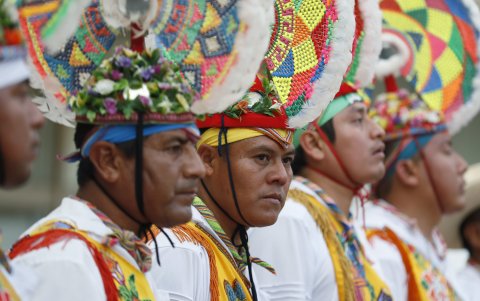 Integrantes del grupo mexicano Voladores de Papantla realizan un ritual como  parte de su espectáculo. (Colombia).