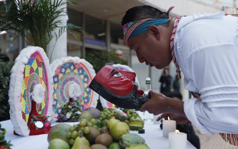 Integrantes del grupo mexicano Voladores realizan un ritual como  parte de su presentación.