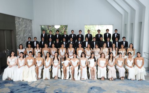 Los recién graduados posan para la foto oficial.