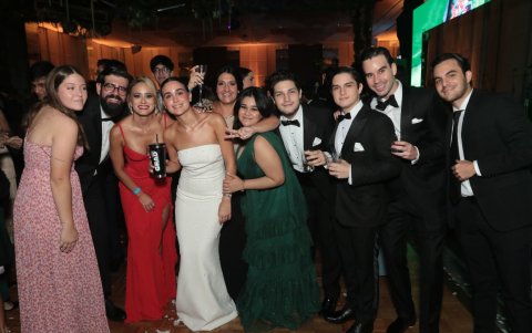 María Leonor Villegas, José Antonio Muñoz, Roxana Santos de Muñoz, Elisa Orellana Muñoz, María Gabriela Muñoz, Camila Andrade Orellana, Xavier y Andrés Cali Orellana, Mateo Jungbluth Marún y Jesse Petersen Jurado.