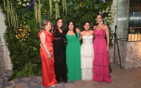 Rebeca Cedeño de Granja, Guisella Torres, Roxana Torres, Valentina Guzmán y Alexandra Torres de Guzmán.