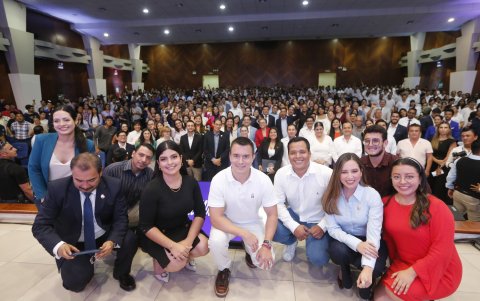 El presidente Daniel Noboa (centro) y la titular de la Senescyt, Ana Changuín (segunda desde la derecha), posan junto a estudiantes en la Universidad Técnica de Machala.