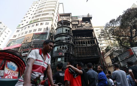 La gente se reúne fuera del edificio comercial en Bailey Road en Dhaka, Bangladesh, el 01 de marzo de 2024.