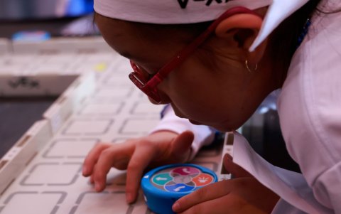 Concentración. Los pequeños observaban detenidamente sus robots, las pistas y sus tablets para concursar en la sexta edición del certamen.