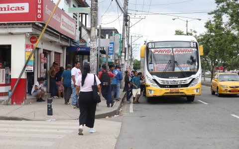 Estaciones. En la avenida Antonio Parra Velasco hay paraderos de buses intercantonales.