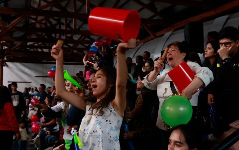 El apoyo. Los padres y otros familiares de los estudiantes acuden al MIC para apoyar a los equipos que participan. Las barras llevan pitos, tambores y otros implementos.