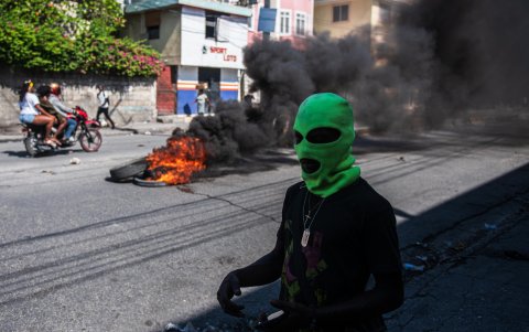 Un hombre encapuchado es visto en las calles, este viernes en Puerto Príncipe (Haití).