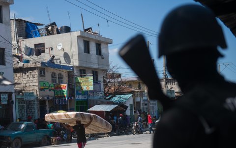 Un policía vigila este viernes en Puerto Príncipe (Haití).