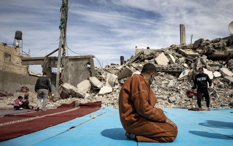 Un palestino reza cerca de los escombros de la mezquita Al Faruk, destruida por un bombardeo israelí sobre Rafah, en el sur de la Franja de Gaza.