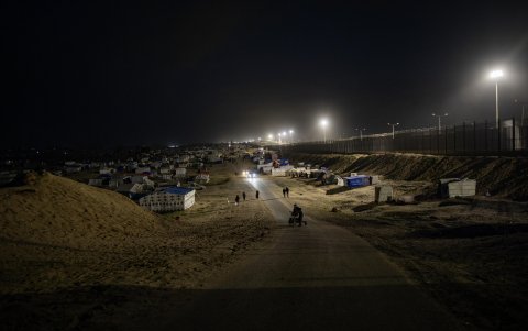 Los palestinos desplazados establecieron un campamento cerca de la frontera que separa la Franja de Gaza y Egipto, en la ciudad de Rafah, en el sur de la Franja de Gaza, el 27 de febrero de 2024.