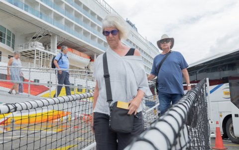 Viajeros.- Los turistas bajan del crucero  Norwegian Sun en el puerto de Manta.
